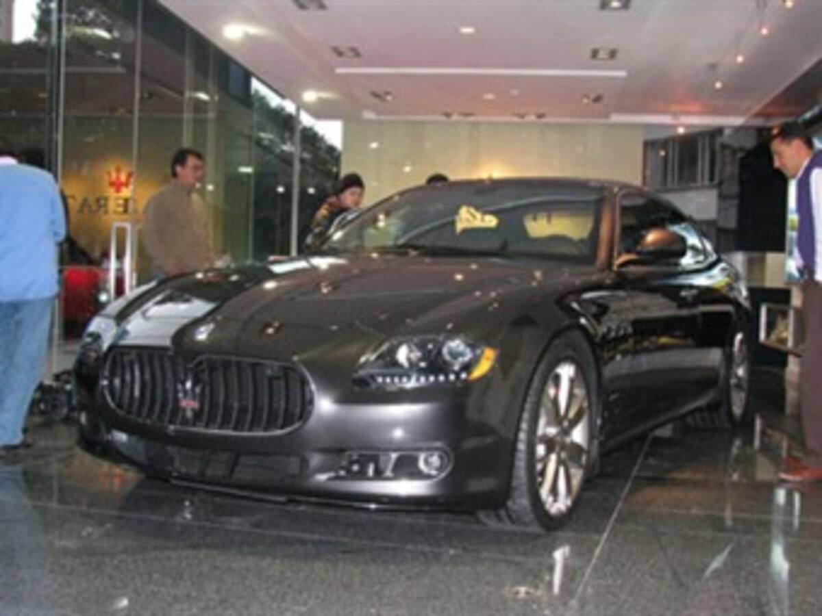 Autoridades investigan ingreso de vehículos lujosos vendidos a muy bajo precio