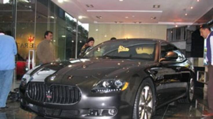 Autoridades investigan ingreso de vehículos lujosos vendidos a muy bajo precio