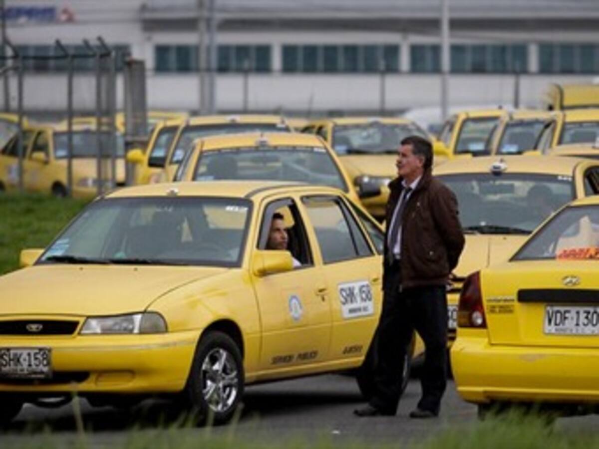 Está listo decreto que profesionalizará oficio de taxistas en todo el país
