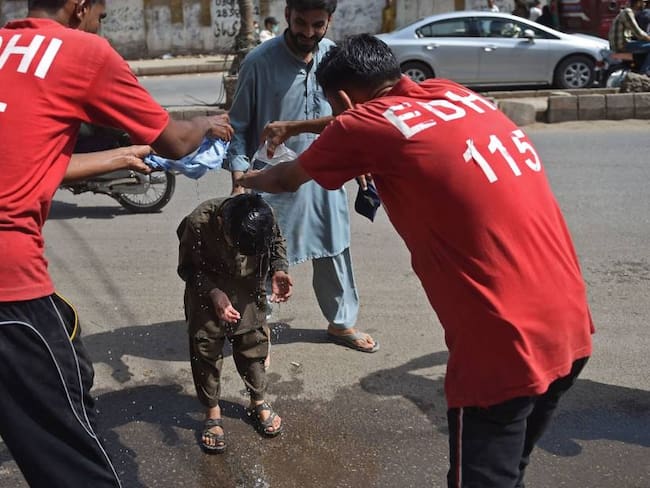 Baños públicos en las calles de Pakistán ante la oleada de calor.                Foto: Getty 