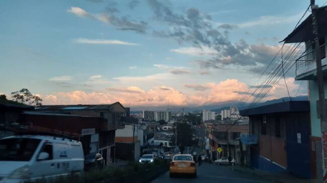 Así son los atardeceres en estos días de enero en Armenia y el Quindío