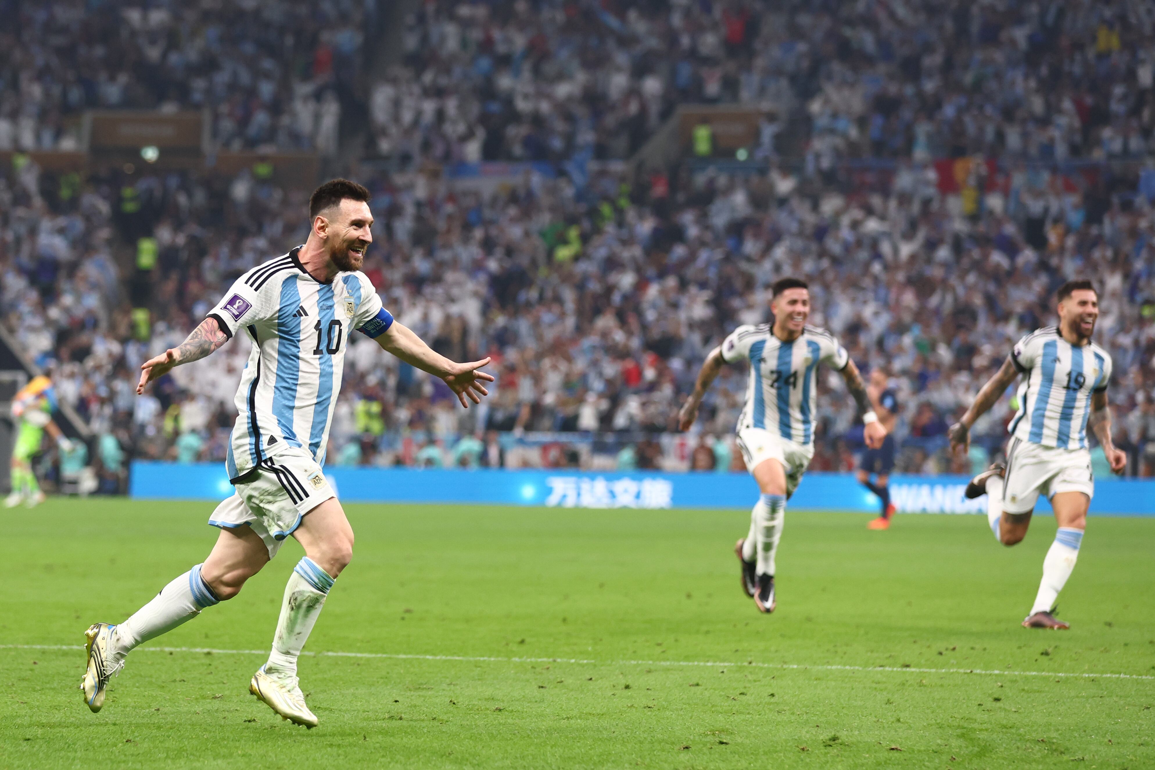 Lionel Messi festeja el segundo gol de Argentina ante Francia. (Photo by Chris Brunskill/Fantasista/Getty Images)
