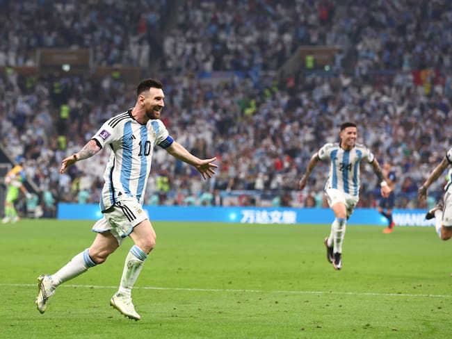 Lionel Messi festeja el segundo gol de Argentina ante Francia. (Photo by Chris Brunskill/Fantasista/Getty Images)