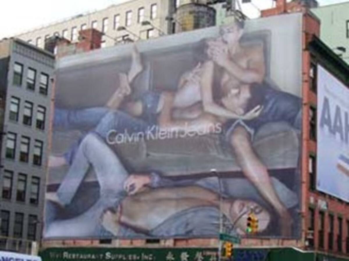 Una enorme valla publicitaria de marcado tono erótico escandaliza a los neoyorquinos