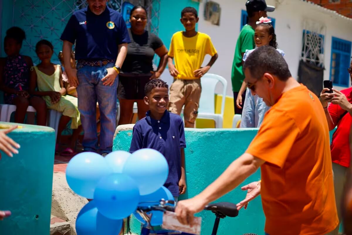 Yonaiker recibiendo la bicicleta del alcalde de Cartagena, Dumek Turbay. // Alcaldía de Cartagena