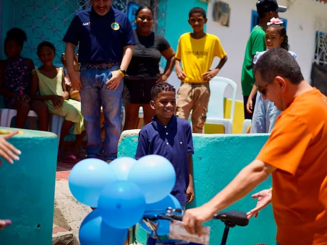 Yonaiker recibiendo la bicicleta del alcalde de Cartagena, Dumek Turbay. // Alcaldía de Cartagena