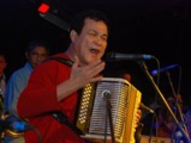 Alfredo Gutiérrez toca el himno de Venezuela en acordeón y la Guardia Nacional lo golpea