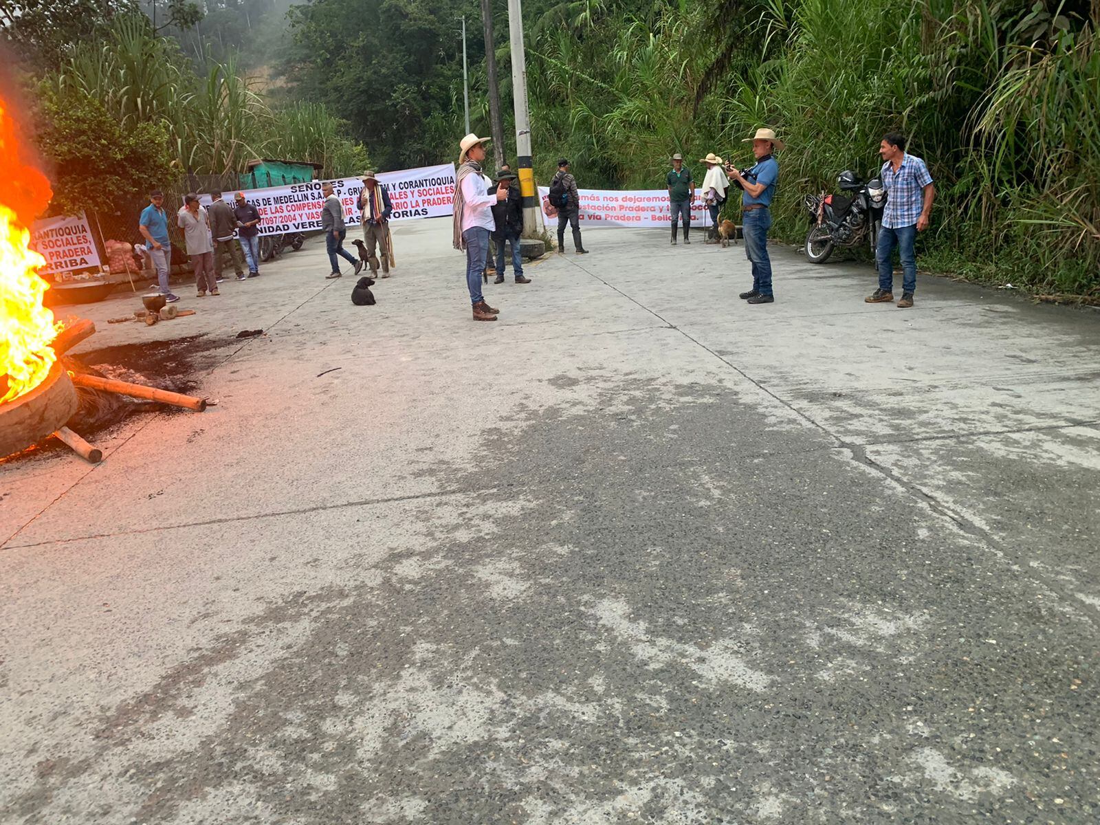 Campesinos bloquearon la vía a La Pradera