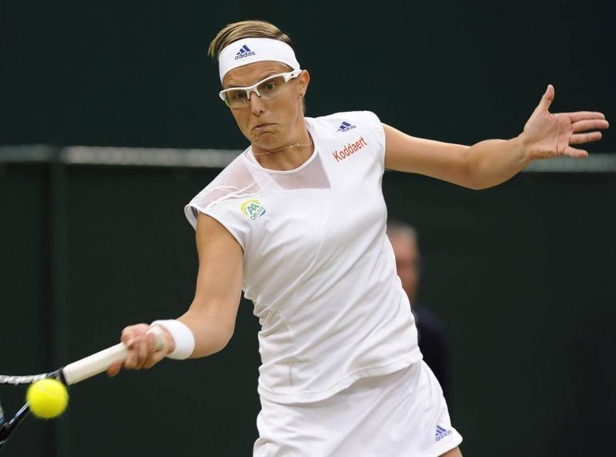 La tenista belga Kirsten Flipkens devuelve la bola durante el partido de cuartos de final del torneo de Wimbledon.