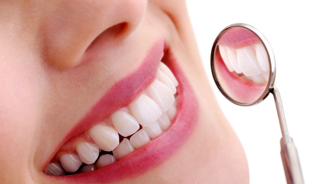 ¿Por qué los dientes no son totalmente blancos?