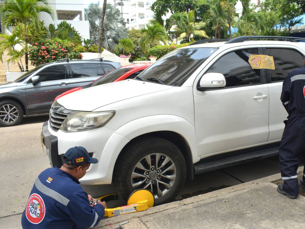 DATT bloquea vehículos con cepos en Bocagrande y Castillogrande