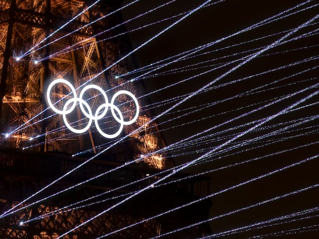 PARÍS (FRANCIA), 26/07/2024.- La Torre Eiffel iluminada durante los Juegos Olímpicos de París 2024, este viernes en la capital francesa. EFE/Sahenka Gutiérrez