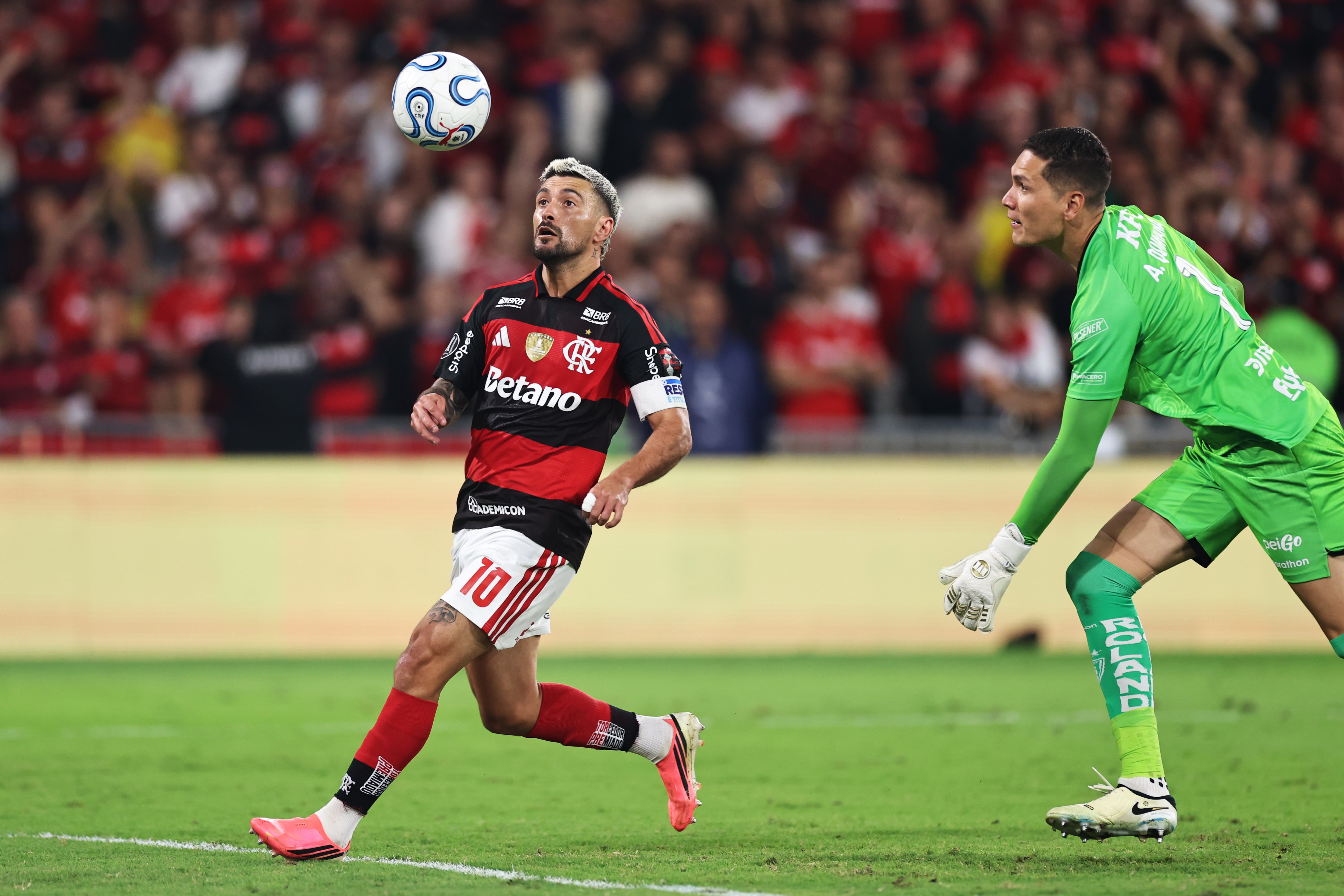 Aldair Quintana en el momento exacto de su error para el empate del Flamengo. (Photo by Buda Mendes/Getty Images)