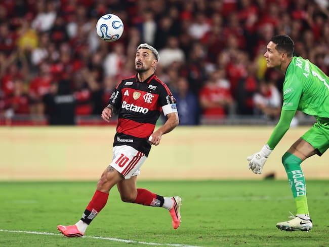 Aldair Quintana en el momento exacto de su error para el empate del Flamengo. (Photo by Buda Mendes/Getty Images)