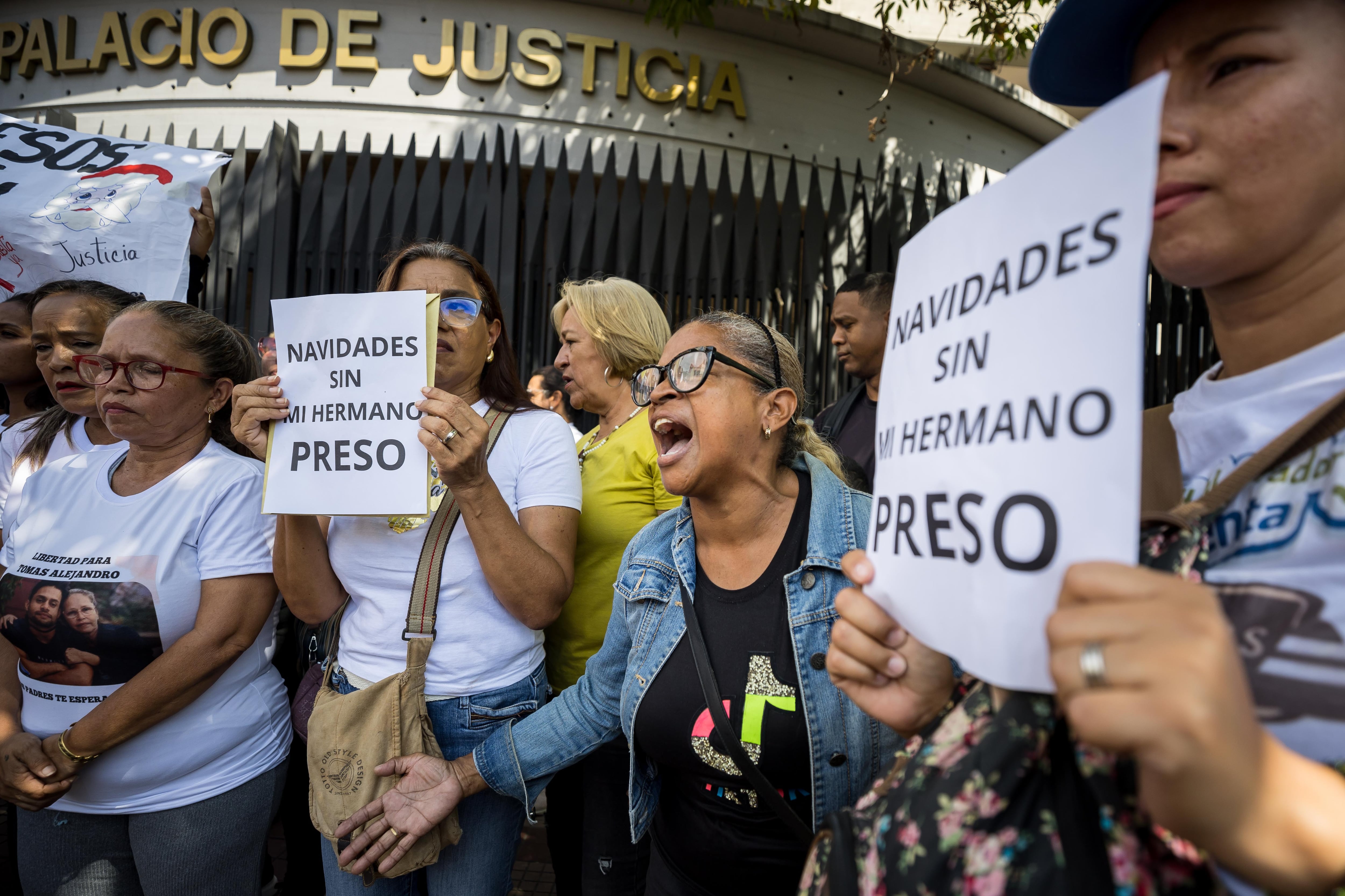 -FOTODELDÍA- AME5214. CARACAS (VENEZUELA), 07/11/2024.- Varias mujeres se manifiestan para solicitar la libertad de sus familiares detenidos tras las elecciones presidenciales del 28 de julio, este jueves frente al Palacio de Justicia, en Caracas (Venezuela). Una veintena de personas solicitaron al presidente de Venezuela, Nicolás Maduro, una "medida de gracia" que otorgue la libertad "plena e inmediata" a sus familiares, detenidos tras las elecciones presidenciales del 28 de julio, cuando se desataron protestas contra el resultado oficial, que dio una cuestionada reelección al mandatario. EFE/ Miguel Gutiérrez