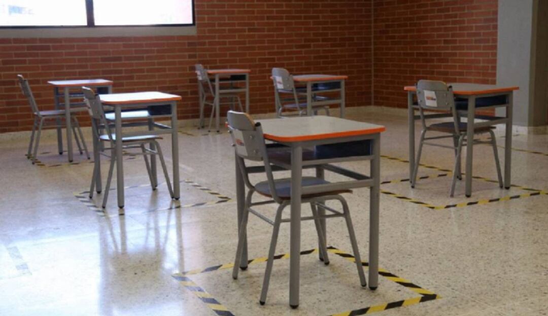 Plantón ante falta de adecuación de colegios