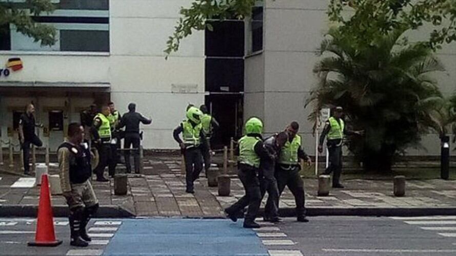 El asaltante amenazaba con detonar una bomba, que resultó ser falsa. Foto: Erika Rebolledo (W Radio)