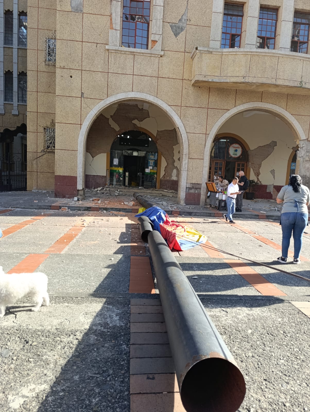 Edificio contiguo a la Gobernación de Caldas en Manizales con daños estructurales luego de la caída de la asta de una bandera.
