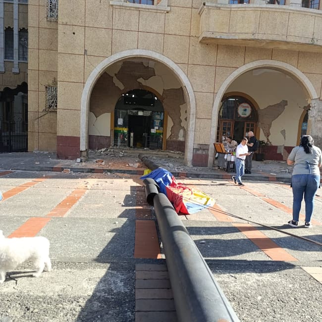 Edificio contiguo a la Gobernación de Caldas en Manizales con daños estructurales luego de la caída de la asta de una bandera.