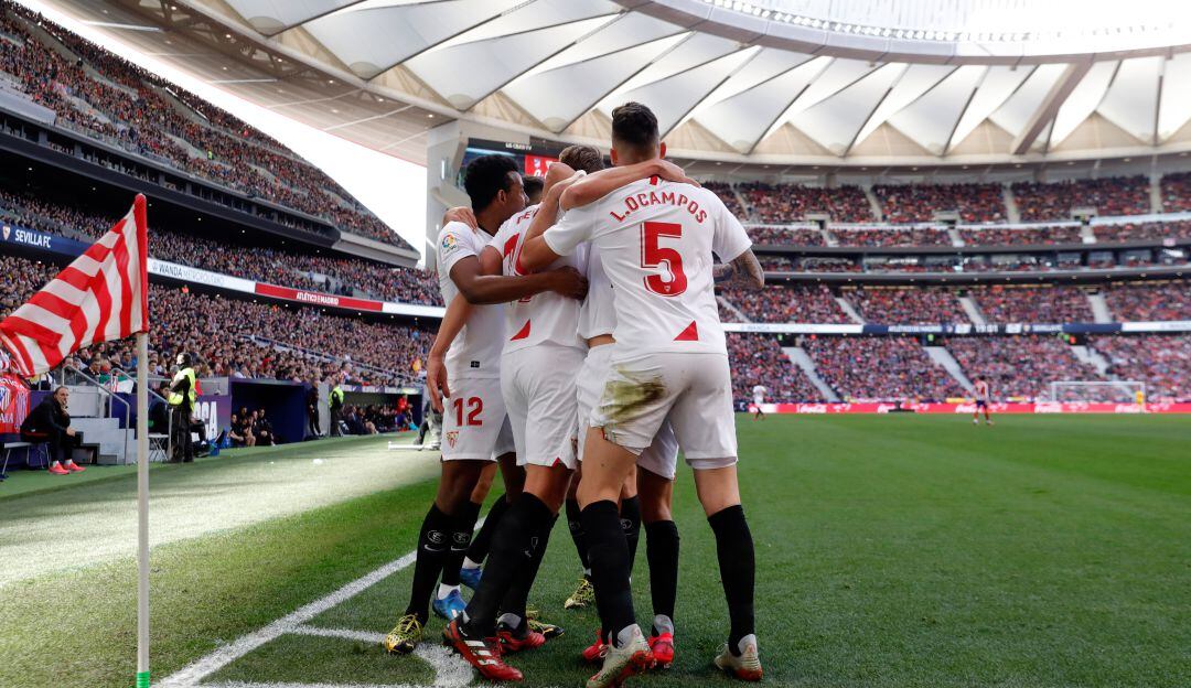 Plantel del Sevilla durante un partido contra el Atlético de Madrid el pasado 7 de marzo.