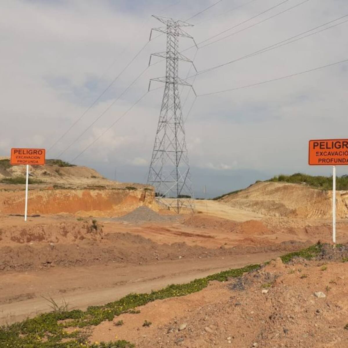 Trasladaron en tiempo récord dos torres eléctricas de las obras de Aerocafé