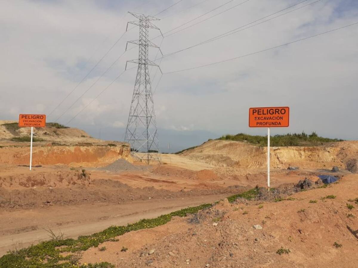 Trasladaron en tiempo récord dos torres eléctricas de las obras de Aerocafé