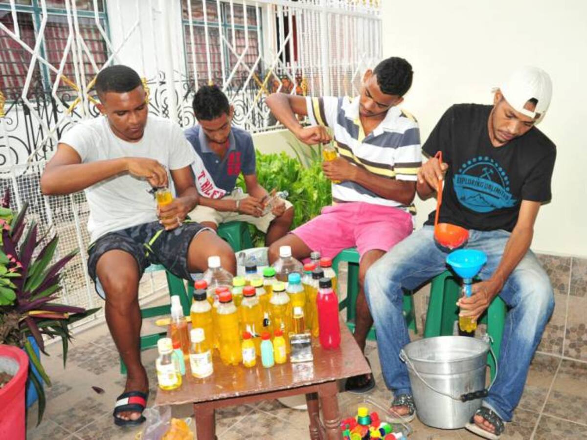 Jóvenes resocializados emprenden negocio de productos químicos