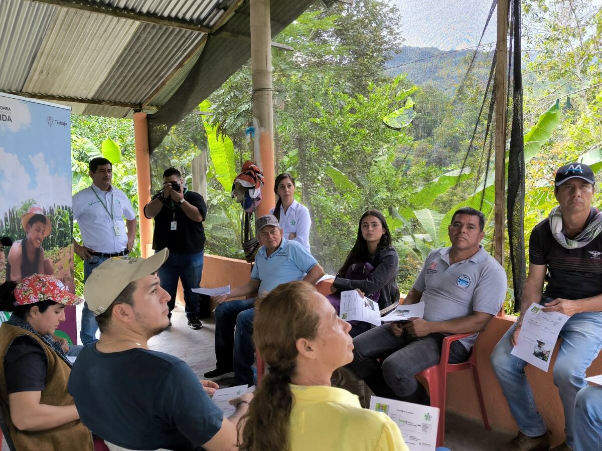 Campesinos de Norte de Santander reciben formación del SENA a través de la radio