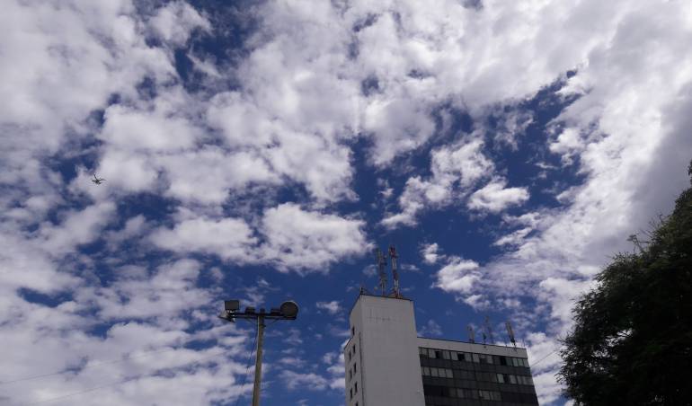 Facebook caracol radio Armenia 1150am línea whatsapp 3155681277