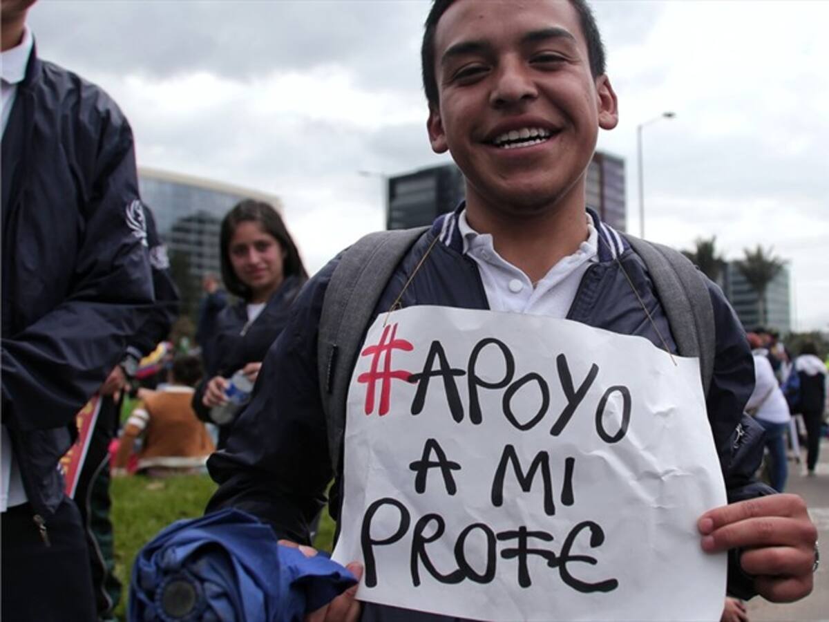 La razón por la que los maestros dicen que se están muriendo en puerta de los hospitales