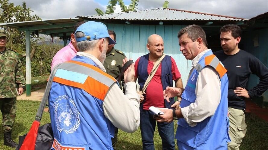 La comisión llegó hasta la zona rural del municipio de Mesetas, en el sur del Meta, donde intercambiaron algunos conceptos y despejaron dudas con los pobladores de la vereda Buenavista. Foto: Colprensa