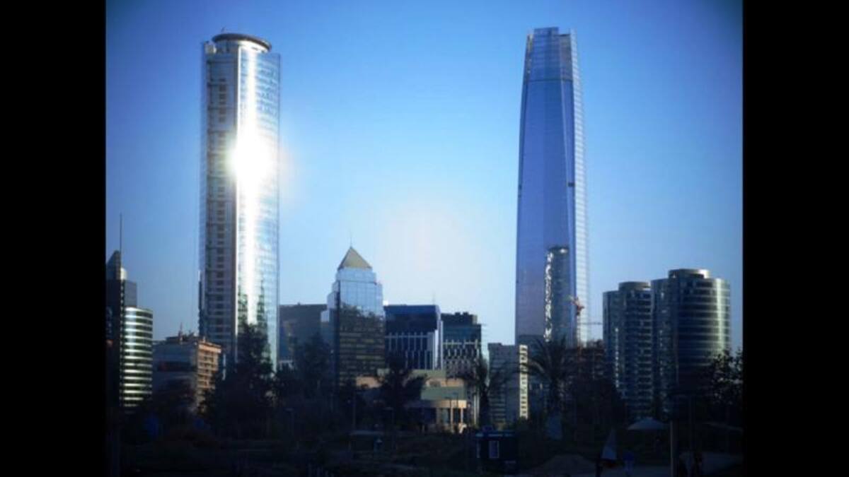 En esta foto de Israel Saavedra vemos el “Santiago financiero”. Otra cara de la capital de Chile.