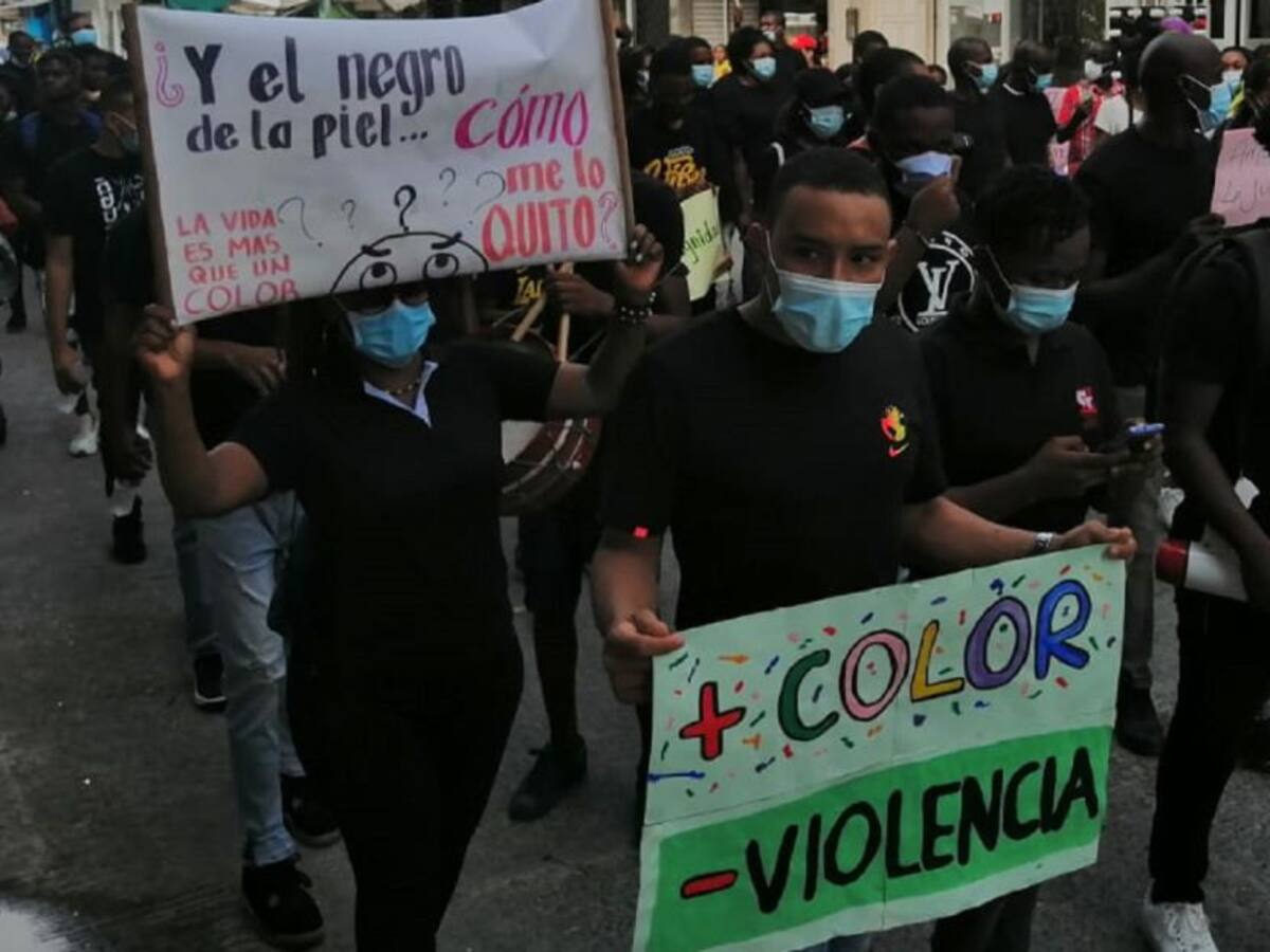Plantón en Buenaventura contra amenazas a quienes vistan de negro