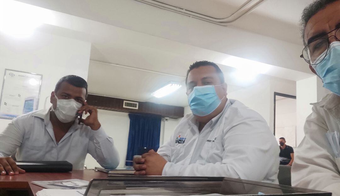 El director de Fundaredes, Javier Tarazona, junto a su equipo durante la denuncia de hostigamiento. 