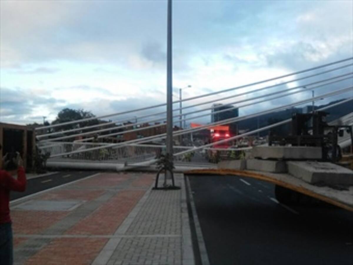 Petro pide investigaciones a responsables por colapso de puente peatonal
