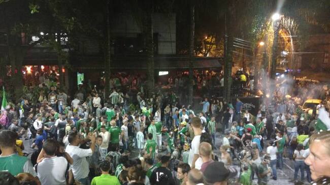 Celebración en el parque Lleras de Medellín