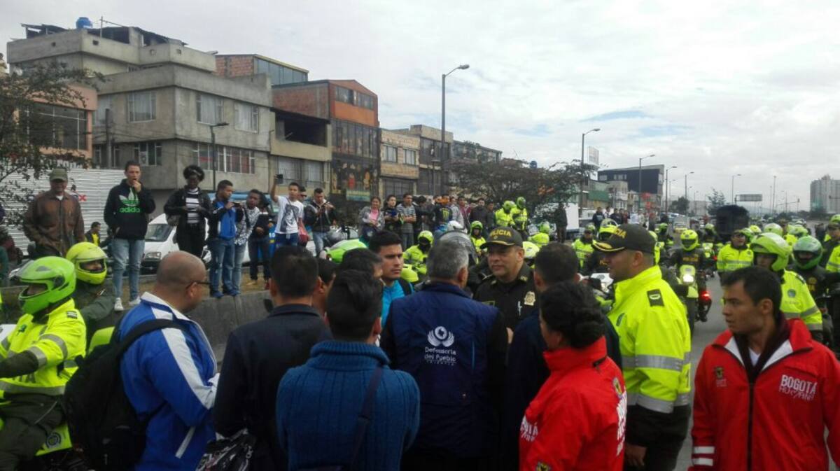 Hasta el lugar llegaron las autoridades para intentar disuadir la manifestación que mantuvo bloqueada la operación en la Avenida de Las Américas.