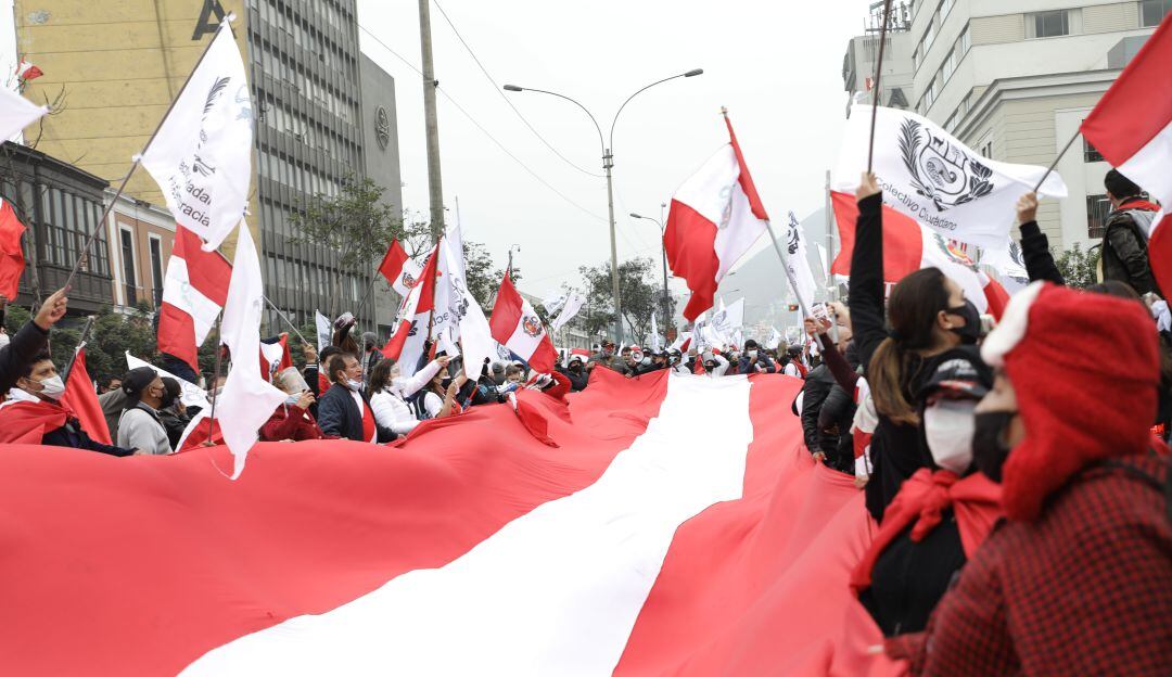 Manifestantes en Perú 