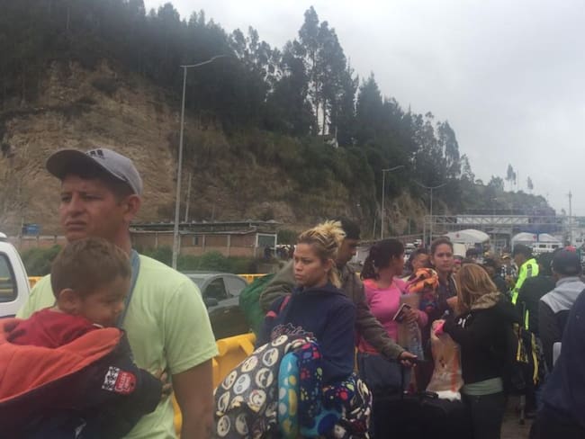 Van 2 mil venezolanos represados en la frontera entre Colombia y Ecuador