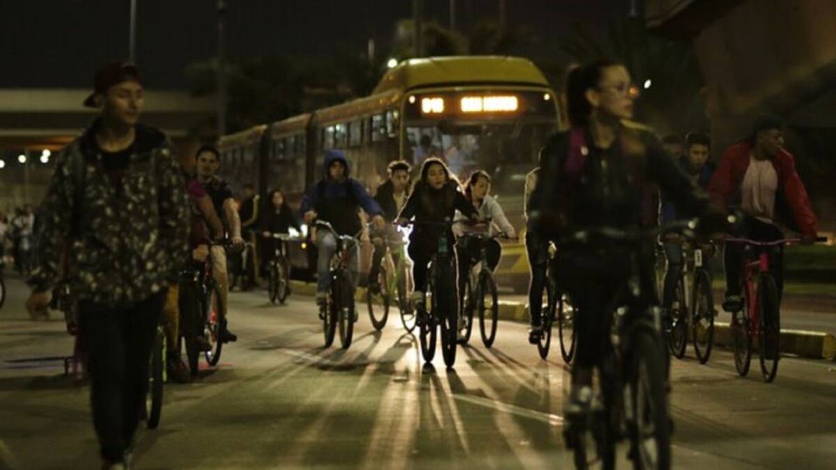 Ciclovía nocturna ‘Ciclofest’ ofrece bicicine, ocio y actividad física en Bogotá