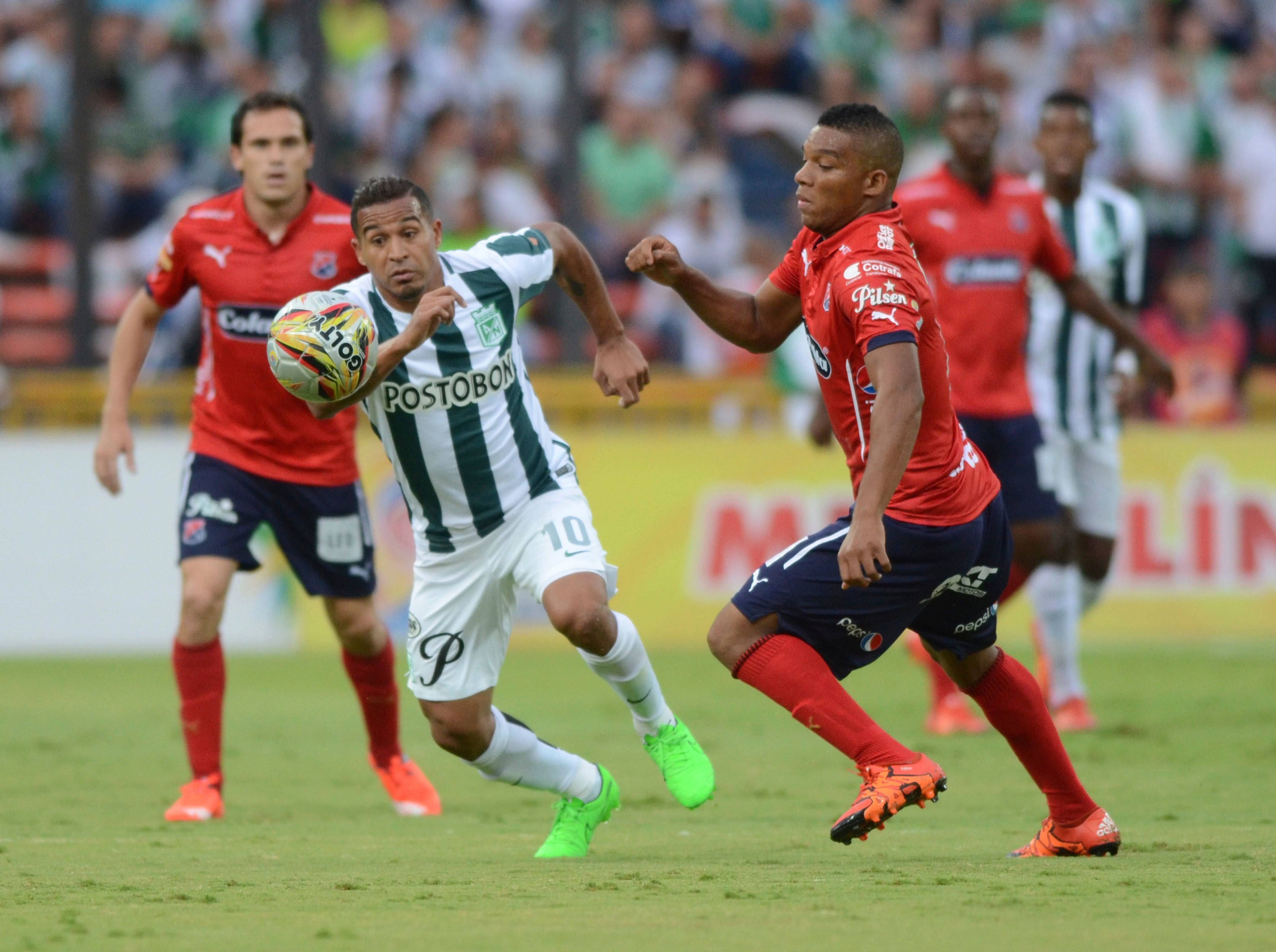 Frank Fabra enfrenta a Nacional en su época como jugador del Medellín. (Photo by Marcos Ruiz/LatinContent via Getty Images)
