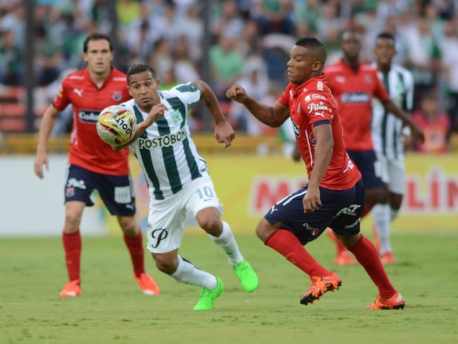 Frank Fabra enfrenta a Nacional en su época como jugador del Medellín. (Photo by Marcos Ruiz/LatinContent via Getty Images)