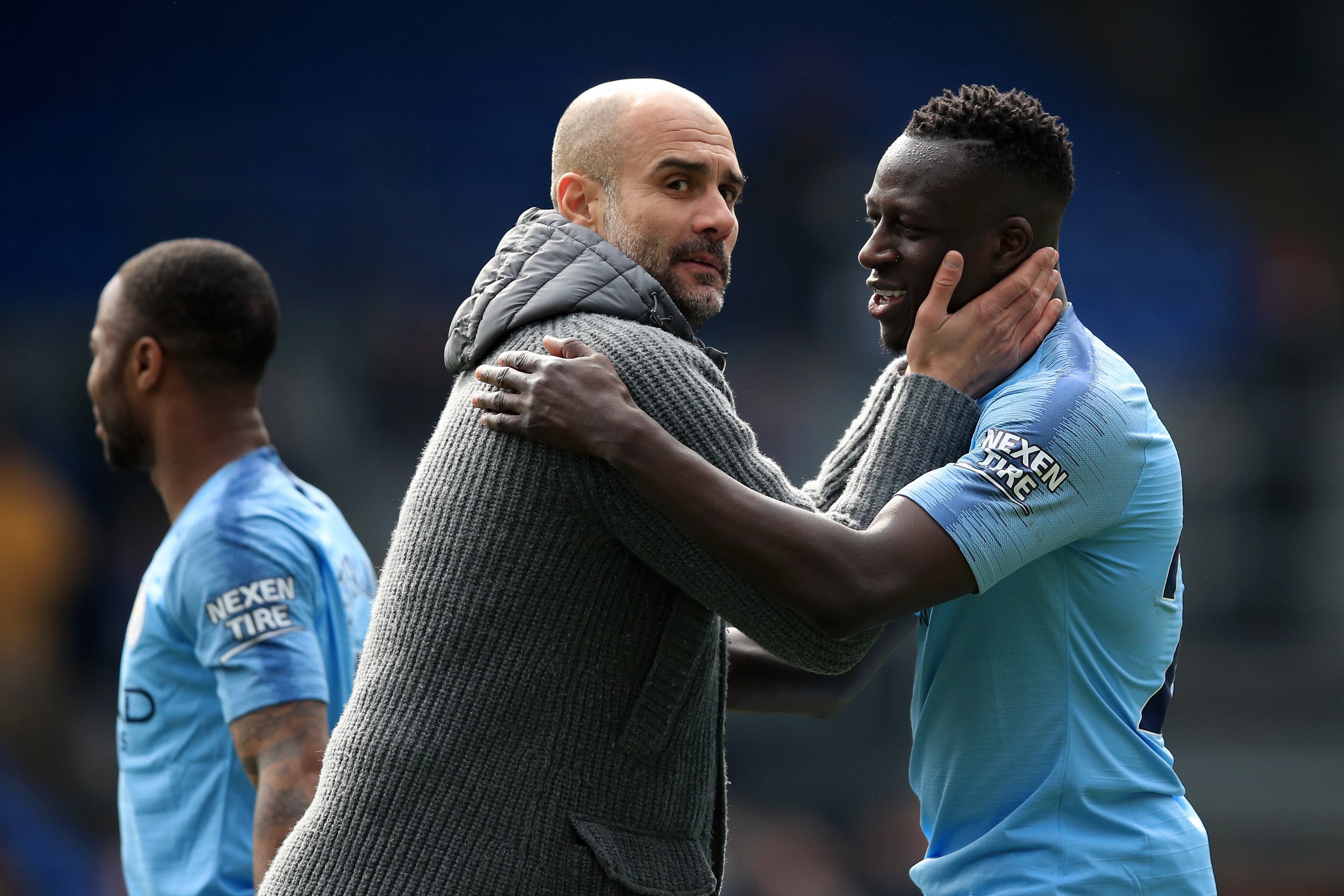Pep Guardiola junto a Benjamin Mendy en Manchester City. (Photo by Marc Atkins/Getty Images)