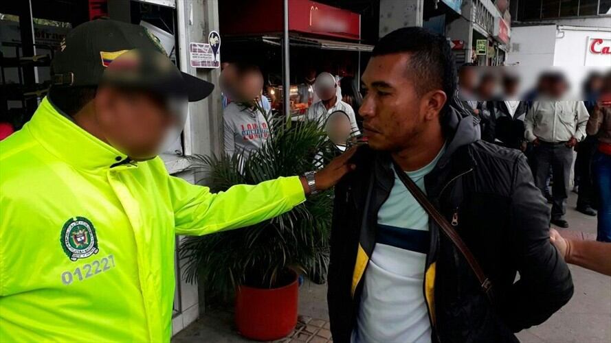 Fue capturado un hombre identificado como Yilmar Ordóñez Velasco, alias Yilmar, quien extorsionaba a mujer que se desempeñaba como ama de casa. Foto: Policía Nacional