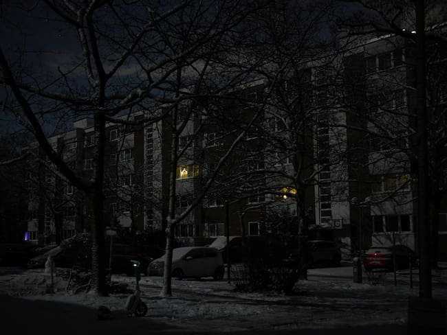 Some battery-operated Christmas decorations are seen in windows of a residential building in the Zehlendorf district in southwest Berlin on early January 4, 2026, after power cables in the area were seriously damaged causing a power outage which left tens of thousands of households in the German capital without electricity. The widespread power outage in southwest Berlin, affecting tens of thousands of households, was deliberately caused with incendiary devices, according to Berlin's Senator for Economic Affairs. It was "clearly" a "deliberate act," Senator Giffey said on January 4. The bridge over the Teltow Canal, where five high-voltage and ten medium-voltage cables were destroyed, had been "rigged with incendiary devices." (Photo by RALF HIRSCHBERGER / AFP)