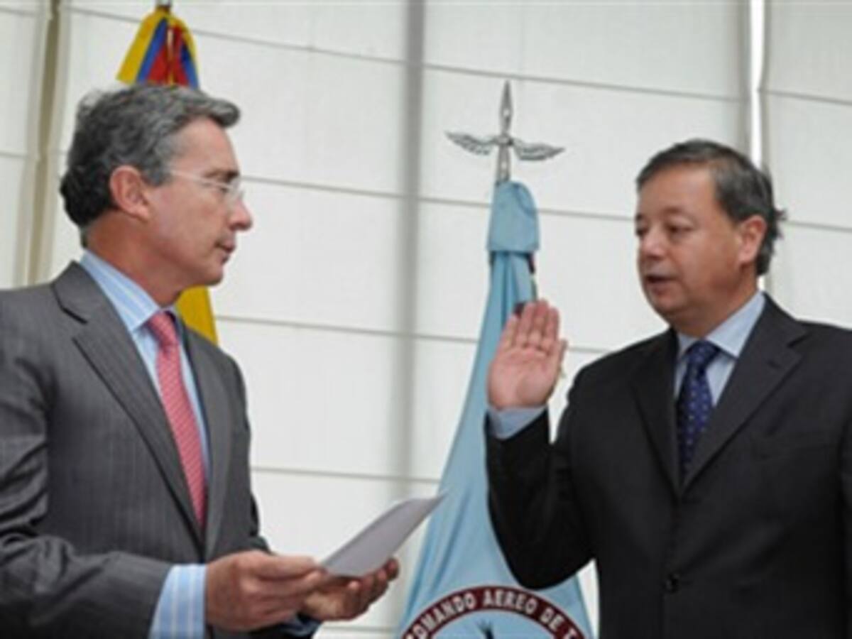En improvisada ceremonia se posesionó Gabriel Silva como nuevo ministro de Defensa