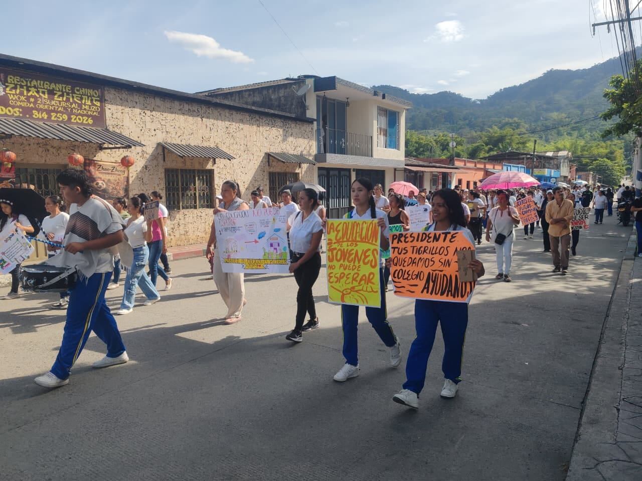 Estudiantes y padres de familia de la Institución Educativa San Marcos de Muzo realizaron una manifestación solicitando una nueva sede / Foto: Suministrada.