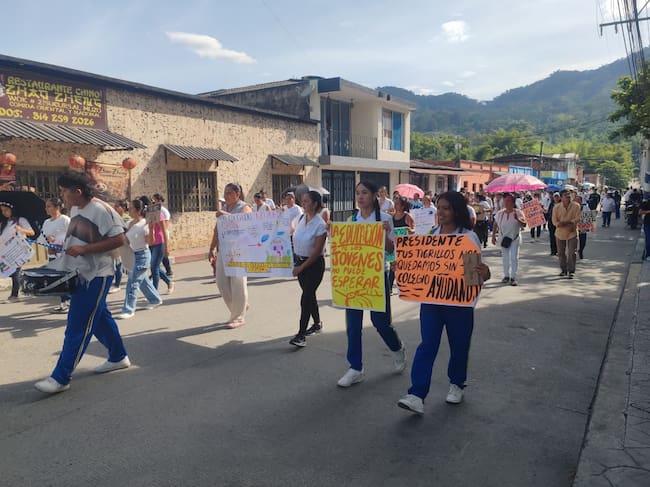 Estudiantes y padres de familia de la Institución Educativa San Marcos de Muzo realizaron una manifestación solicitando una nueva sede / Foto: Suministrada.