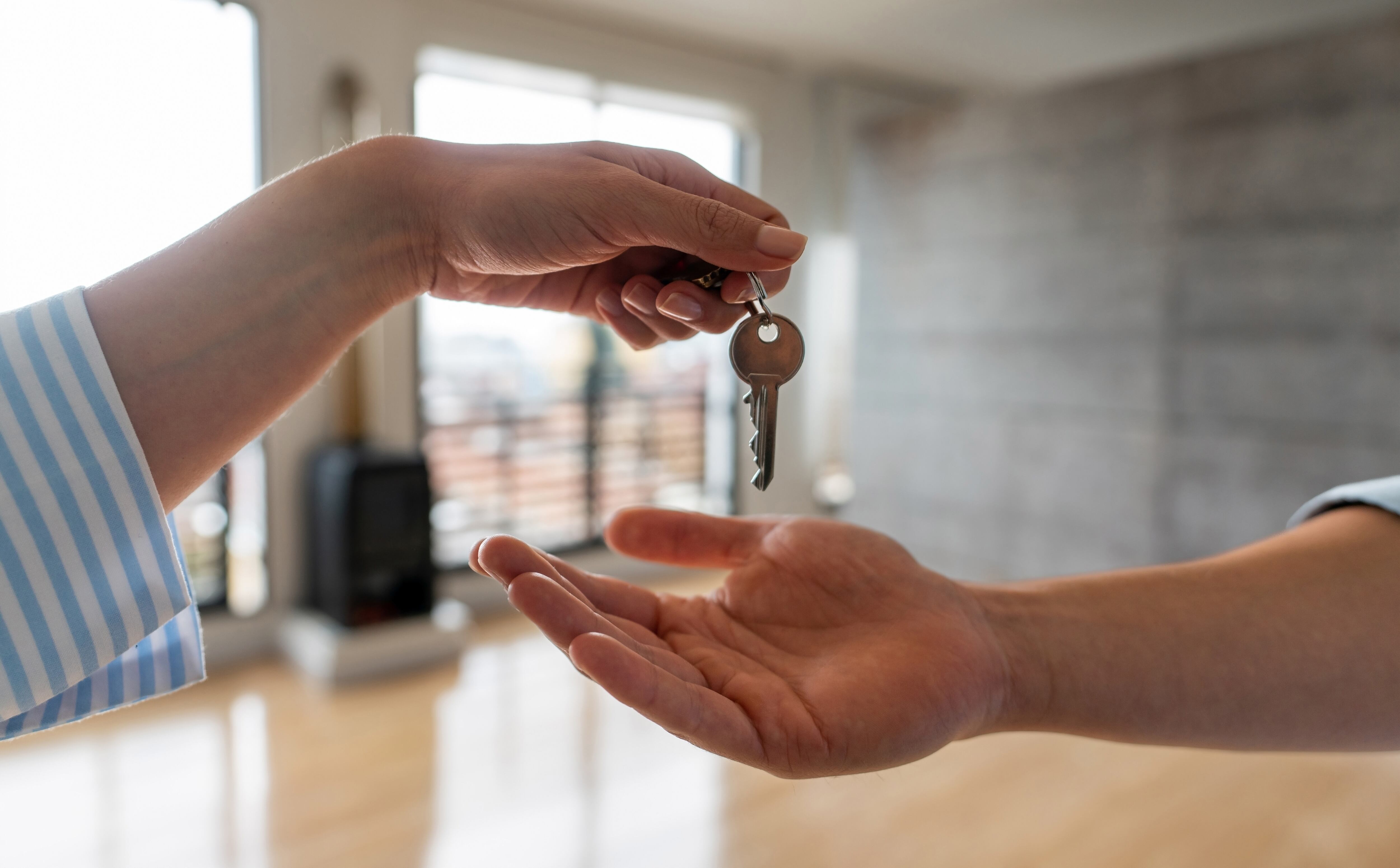 Persona recibiendo llaves de su nuevo apartamento (Getty Images)