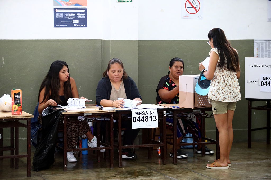 Tras más de 20 días de las elecciones en Perú, la revisión de actas observadas llega al 95 %. Getty Images